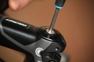 How to adjust your threadless headset step 03