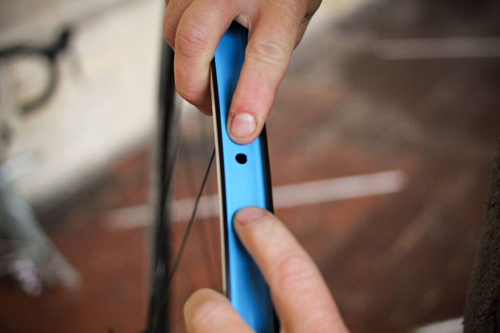 How to fit a clincher tyre step 03.jpg