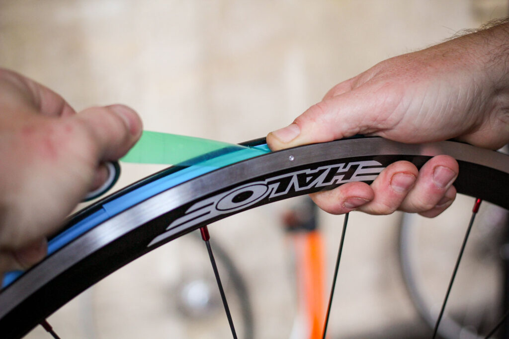 How to fit a clincher tyre step 04.jpg