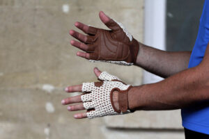 Caratti Caratti Brooklands Classic Cochet Gloves – white and brown