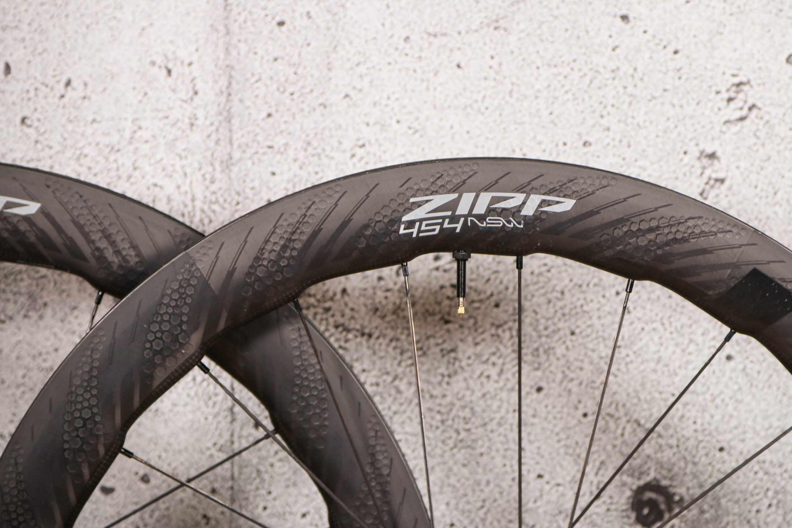 2022 Zipp 454 NSW Carbon Tubeless Disc-brake wheelset – rim 1