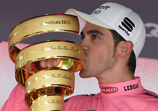 Alberto Contador with 2015 Giro d’Italia trophy (picture ANSA, Dal Zennaro)