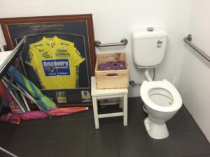 Lance Armstrong yellow jersey in the dunny (Anthony Foy, Facebook).jpg
