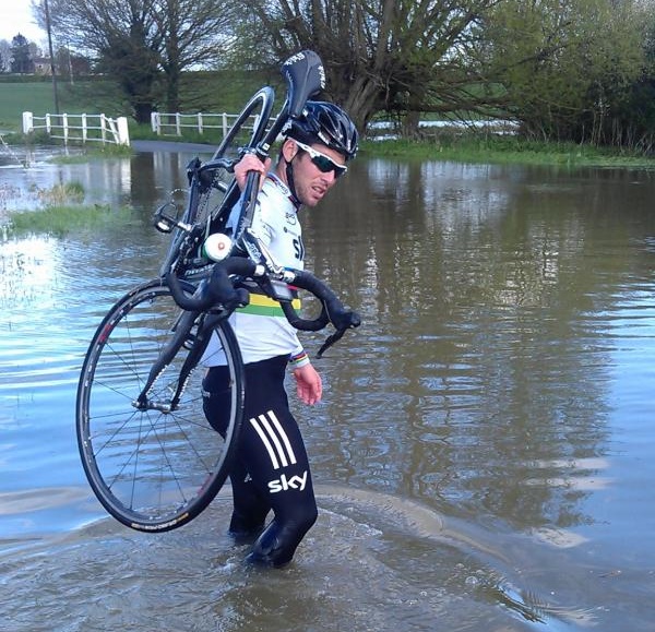 Mark Cavendish in a puddle (image via Twitter).jpg