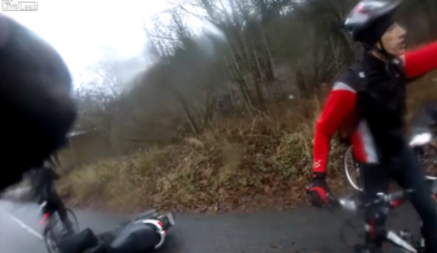 Moped rider slaps cyclist LiveLeak still.png