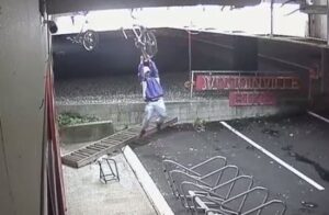 Slapstick would-be bike thief (source Woodinville Bicycle on YouTube).JPG