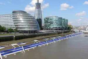 Thames_deckway_by_River_Cycleway_Consortium_dezeen.jpg