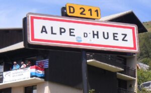 Alpe d’Huez sign (licensed on Wikimedia Commons under CC-BY-SA 3.0 by Paul 14)