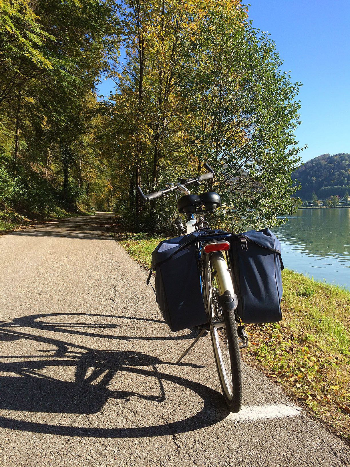Down the Danube &ndash; Hire bike on the path