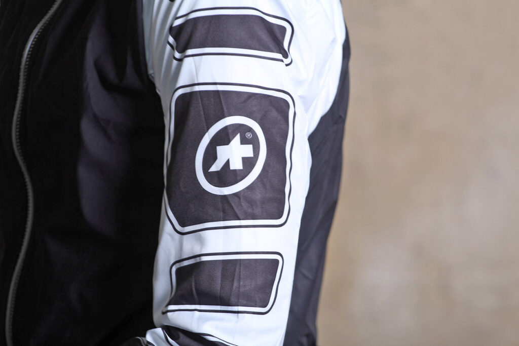 Assos iJshaqUno Jacket – sleeve logo.jpg