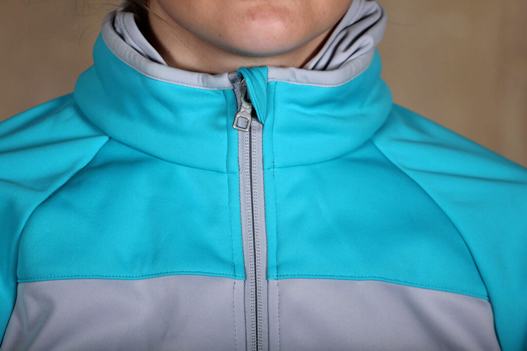 BTwin 700 Womens Warm Cycling jacket – collar.jpg