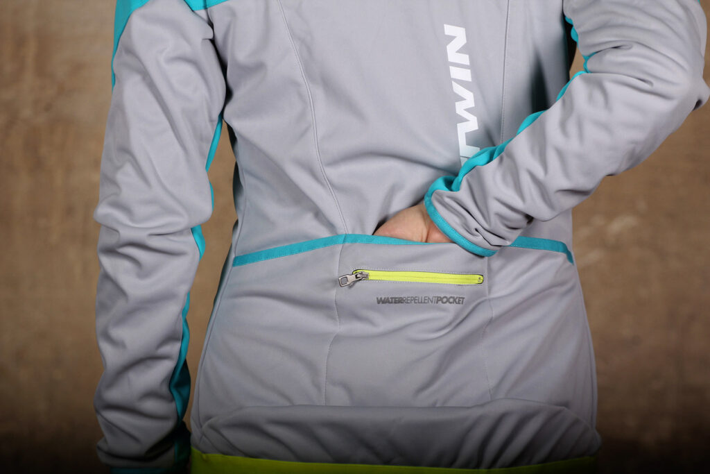 BTwin 700 Womens Warm Cycling jacket – pocket 2.jpg