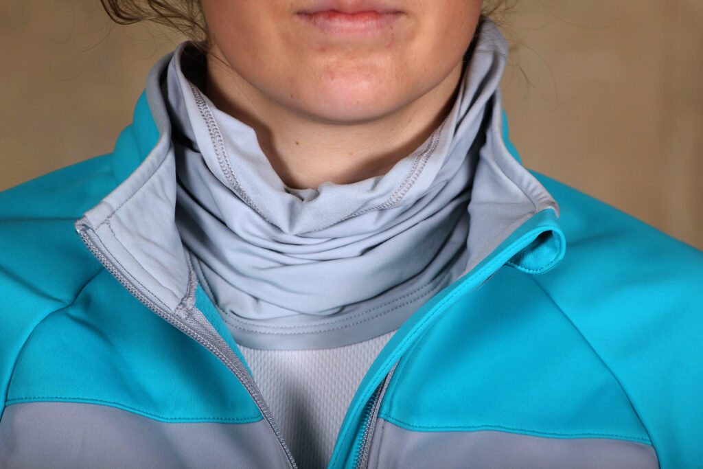 BTwin 700 Womens Warm Cycling jacket – snood.jpg