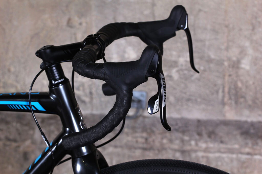 Raleigh Mustang Elite – bars.jpg