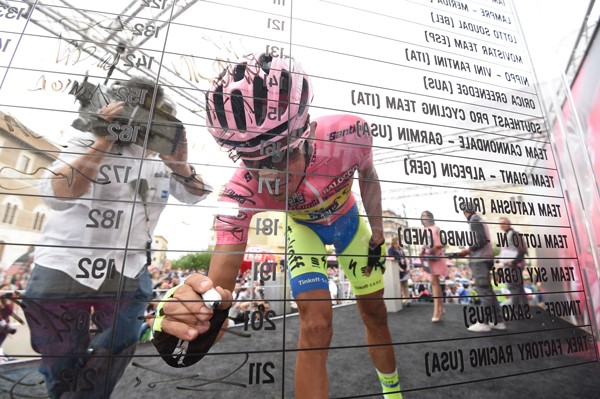 Alberto Contador signs on at start of 2015 Giro Stage 9 (picture ANSA Dal Zennaro)