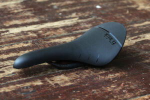 Fizik Aliante 00 road saddle.jpg