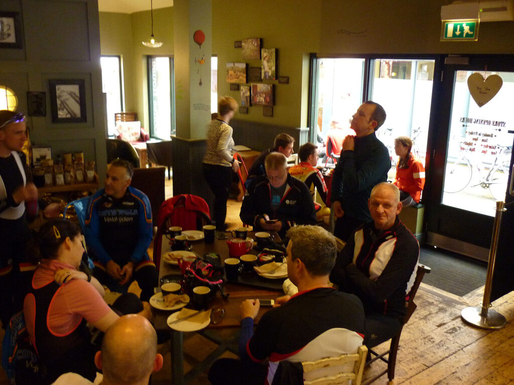 team roadcc Swindon cafe.jpg