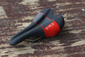Fizik Aliante VSX Kium road saddle.jpg