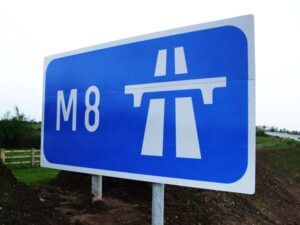 M8 sign (Wikimedia).JPG