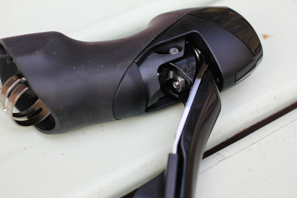 Shimano 105 hydraulic – lever underside.jpg