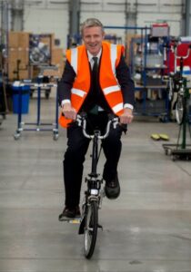 Zac Goldsmith on a Brompton (source ZacGoldsmith on Twitter).jpg