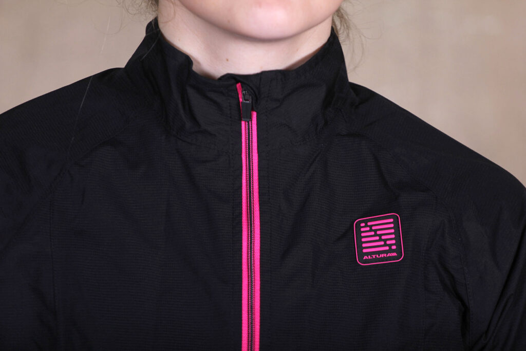 Altura Womens synchro Waterproof jacket – collar.jpg