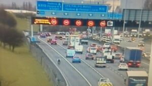Cyclist on M25 (picture Surrey Police RPU on Twitter).jpg