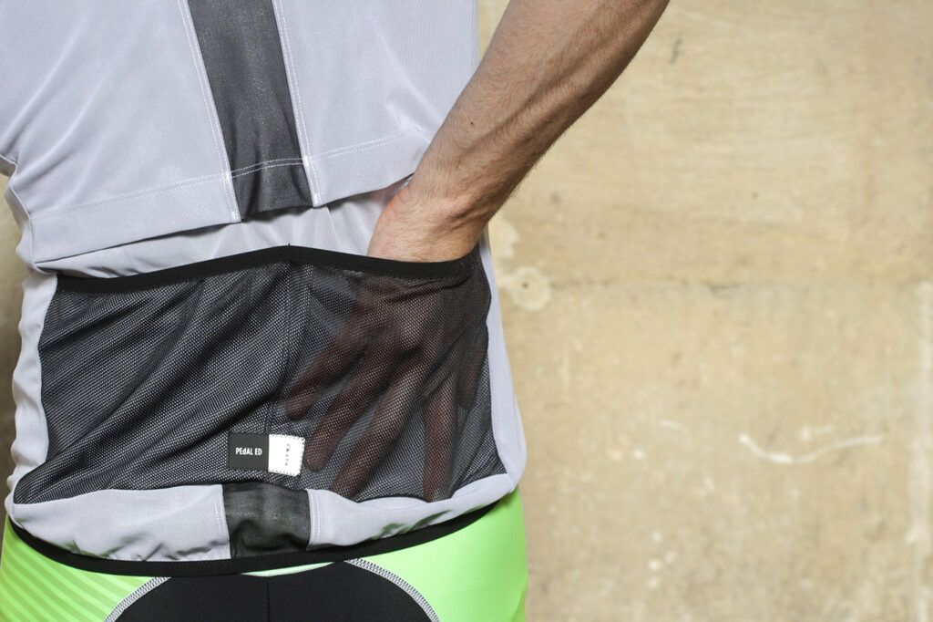 Pedaled Kaze Access Vest – back pocket.jpg