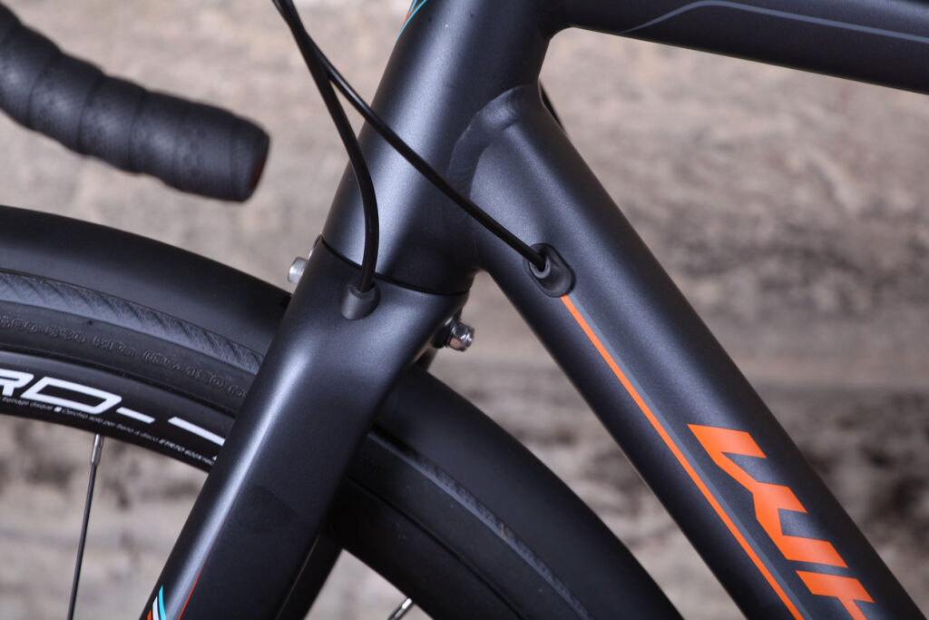 Whyte Suffolk 105 – fork cable route.jpg