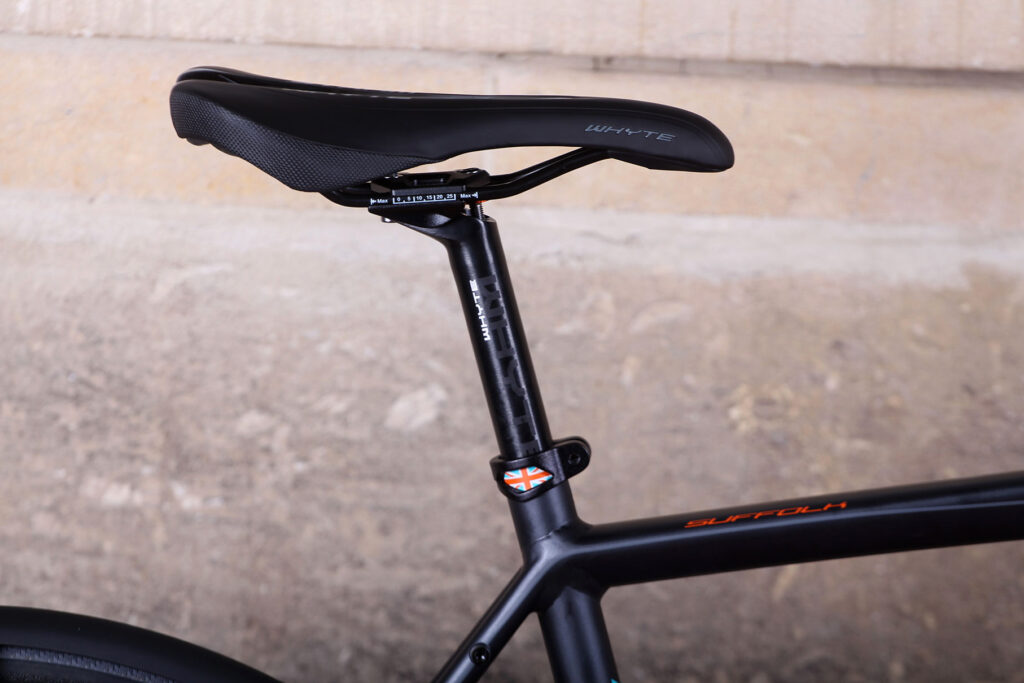 Whyte Suffolk 105 – saddle and post.jpg