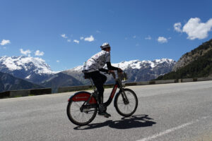 Alpe d'Huez on Santander Cycles bikes 01.jpg