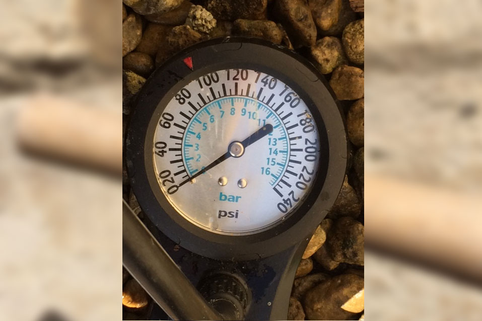 Hoy Hi Pressure Track Pump – gauge.jpg