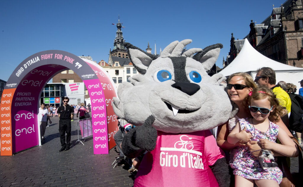 Lupo Wolfie in Nijmegen, Giro d’Italia 2016 (Picture – ANSA, Claudio Peri).JPG
