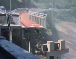 Rio Cycleway collapse (picture Eric Poseidon Facebook video still).JPG