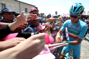 Vincenzo Nibali signs autographs at 2016 Giro d’Italia (PHOTO CREDIT ANSA – PERI – DI MEO – ZENNARO).jpg