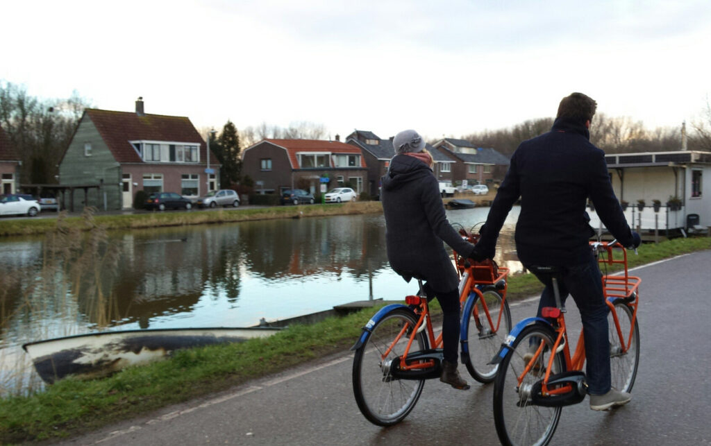 Couple cycling  (licenced under CC BY 2.0 on Flickr by European Cyclists’ Federation)