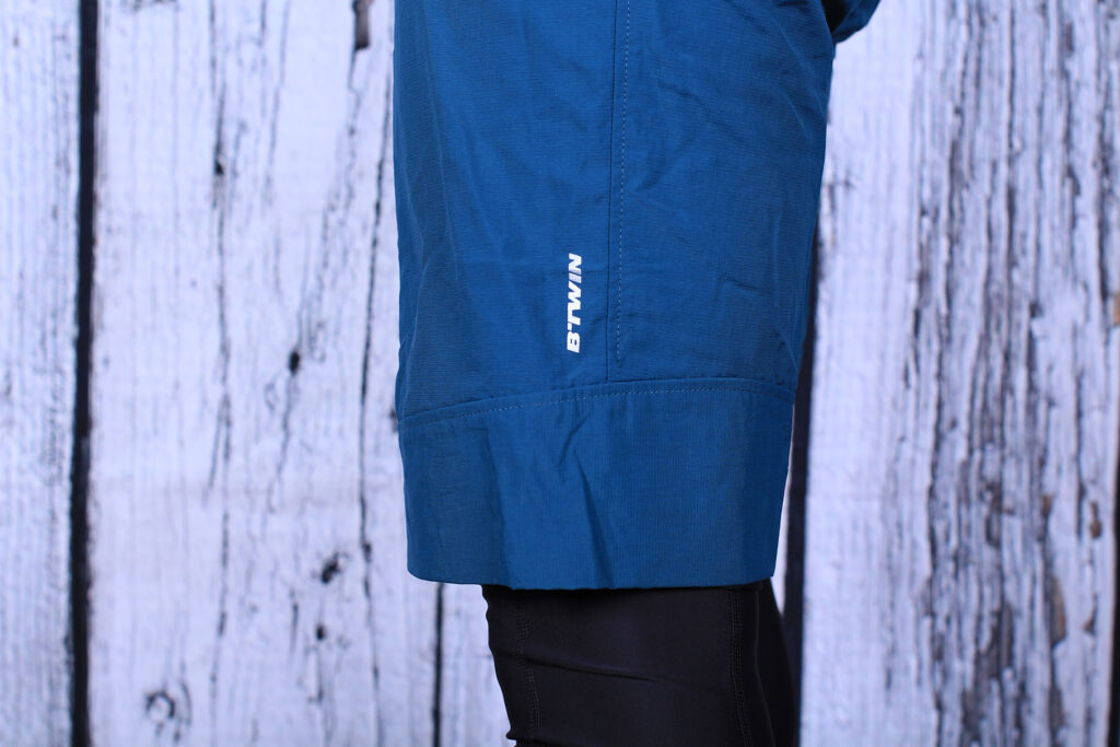 BTwin 500 Womens Mountain Bike Shorts – logo and hem.jpg