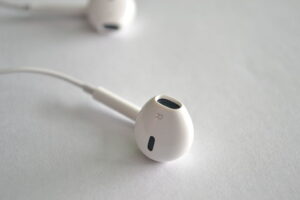Apple EarPods licensed CC BY-SA 3.0 by Juannibb on Wikimedia Commons.JPG