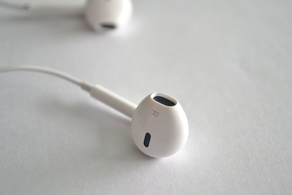 Apple EarPods licensed CC BY-SA 3.0 by Juannibb on Wikimedia Commons.JPG