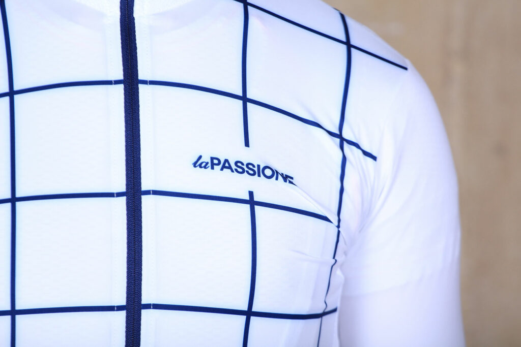 La Passione Summer Jersey Square White – logo.jpg