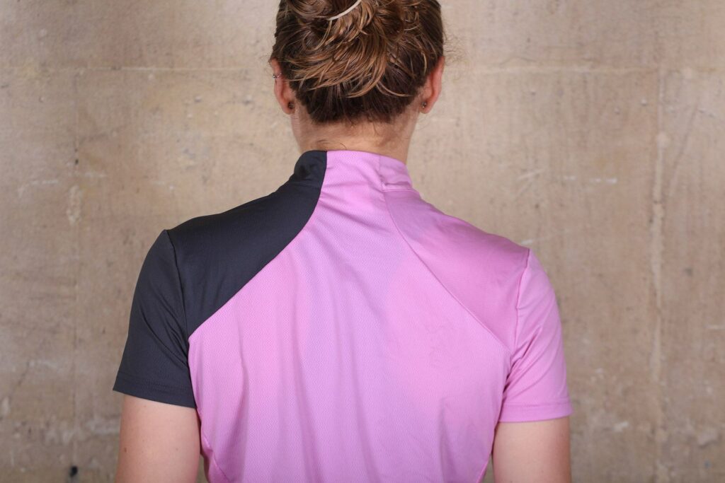 BTwin 500 Womens Short Sleeve Cycling Jersey – shoulders.jpg