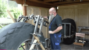 Frank Dose building his bike (T-Online video still).PNG