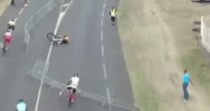 Tour Cycliste Antenne Reunion crash (video still via Antoine Forestier on Twitter).PNG
