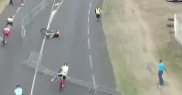 Tour Cycliste Antenne Reunion crash (video still via Antoine Forestier on Twitter).PNG