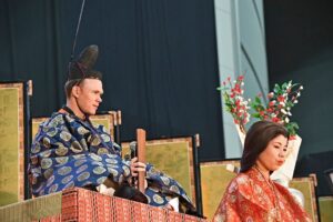 Chris Froome in emperor&rsquo;s pattern kimono (picture &copy;Bruno Bade &ndash; A.S.O.).jpg