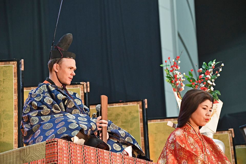 Chris Froome in emperor’s pattern kimono (picture ©Bruno Bade – A.S.O.).jpg