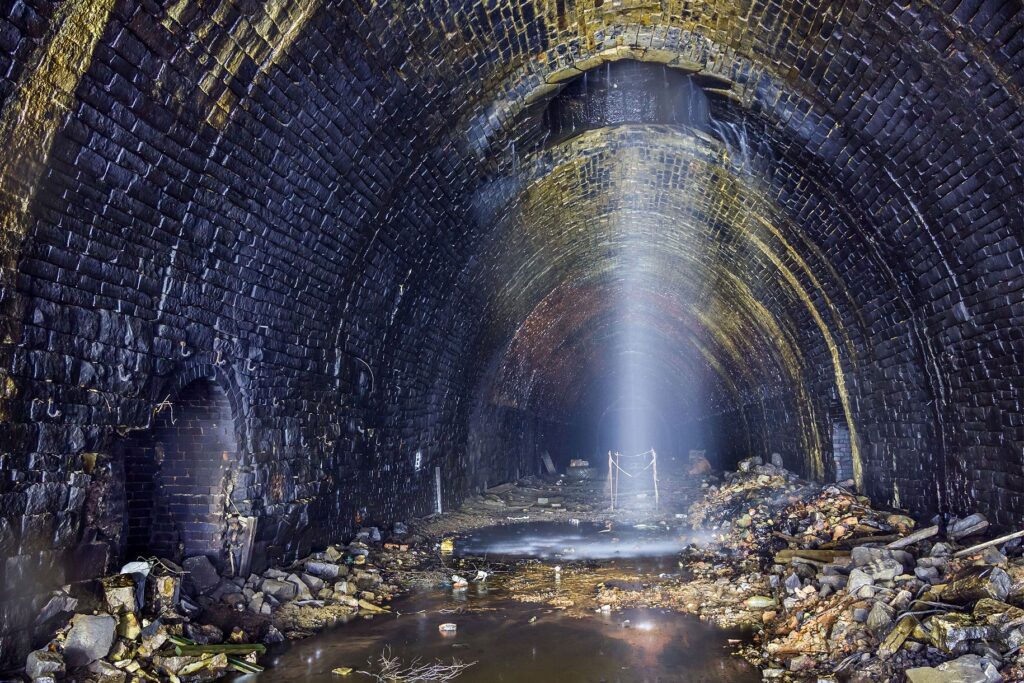 QueensburyTunnelShaft2&copy; Forgotten Relics