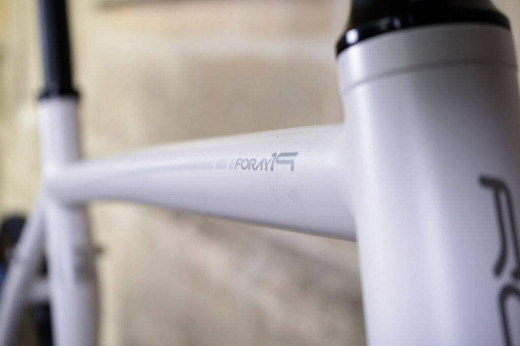 Roux Foray – top tube.jpg
