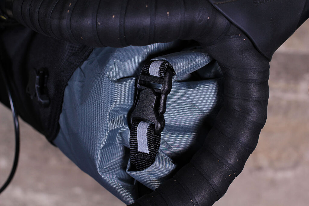 Apidura Handlebar Pack Compact – roll closure