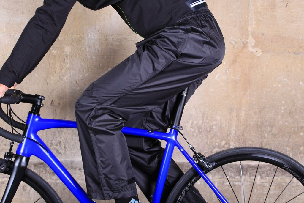 Altura Nevis III Overtrouser – riding.jpg